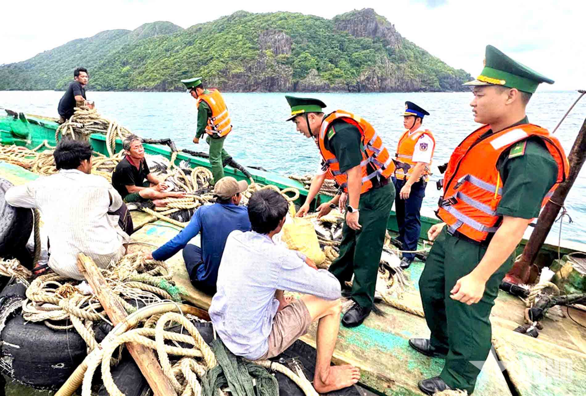 Ban chỉ huy Bộ đội Biên phòng TP Hồ Chí Minh: Cứu vớt kịp thời 5 ngư dân gặp nạn trên biển